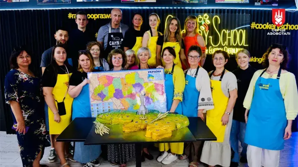 Оборонці Маріуполя та їхні родини створили торт-карту України до Дня Незалежності