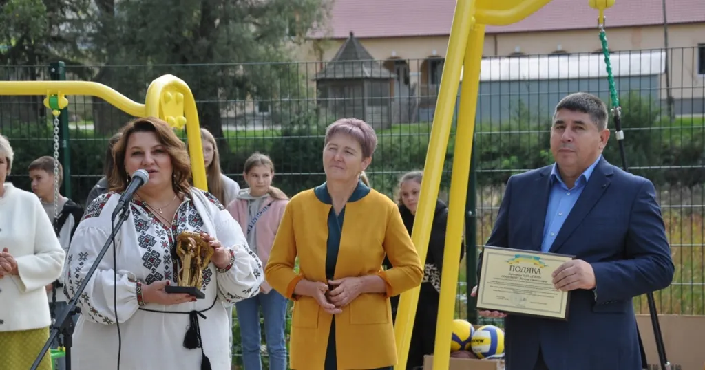 Агропідприємство «Дзвін» облаштувало дитячий майданчик та організувало свято у Заліссі