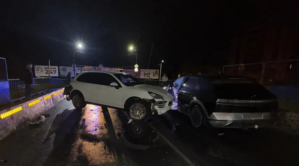 У Тернополі зіткнулися Porsche та Hyundai: травмовано чоловіка