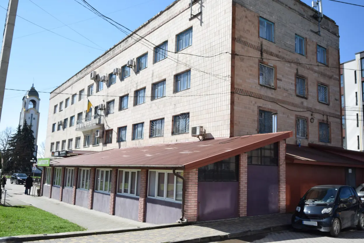 У центрі Чорткова продають самочинну прибудову без документів: міська рада застерігає
