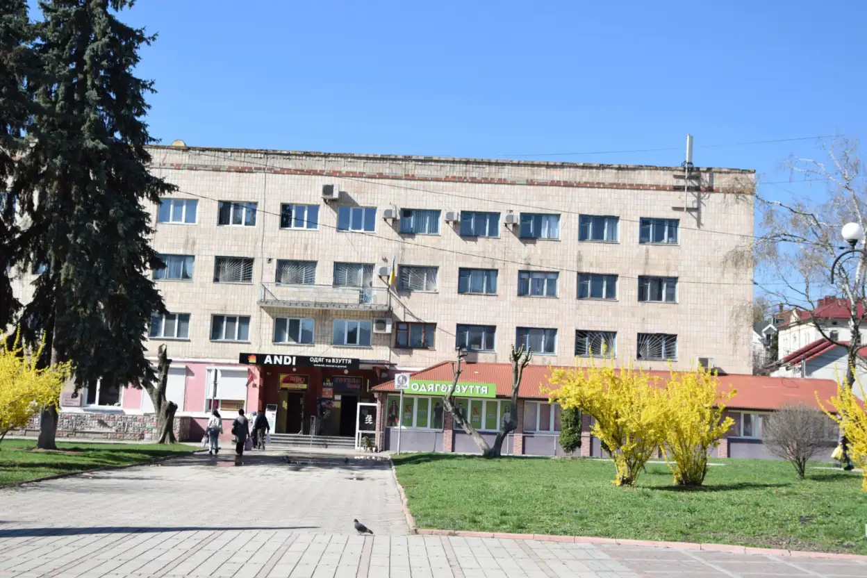 У центрі Чорткова продають самочинну прибудову без документів: міська рада застерігає