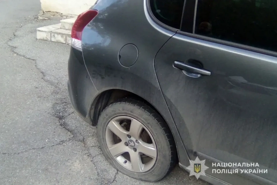 У Тернополі жінка пошкодила ножем шини шести автомобілів на двох масивах