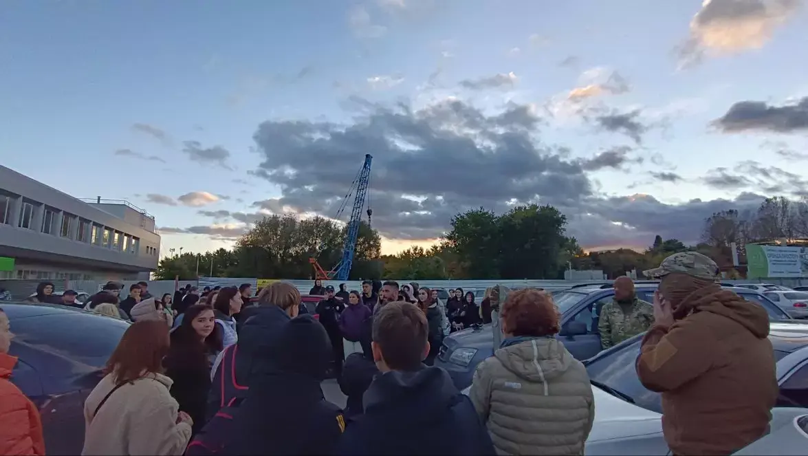 Поліція оголосила у розшук чоловіка, який понад добу сидів у заблокованому авто біля «Орнави»