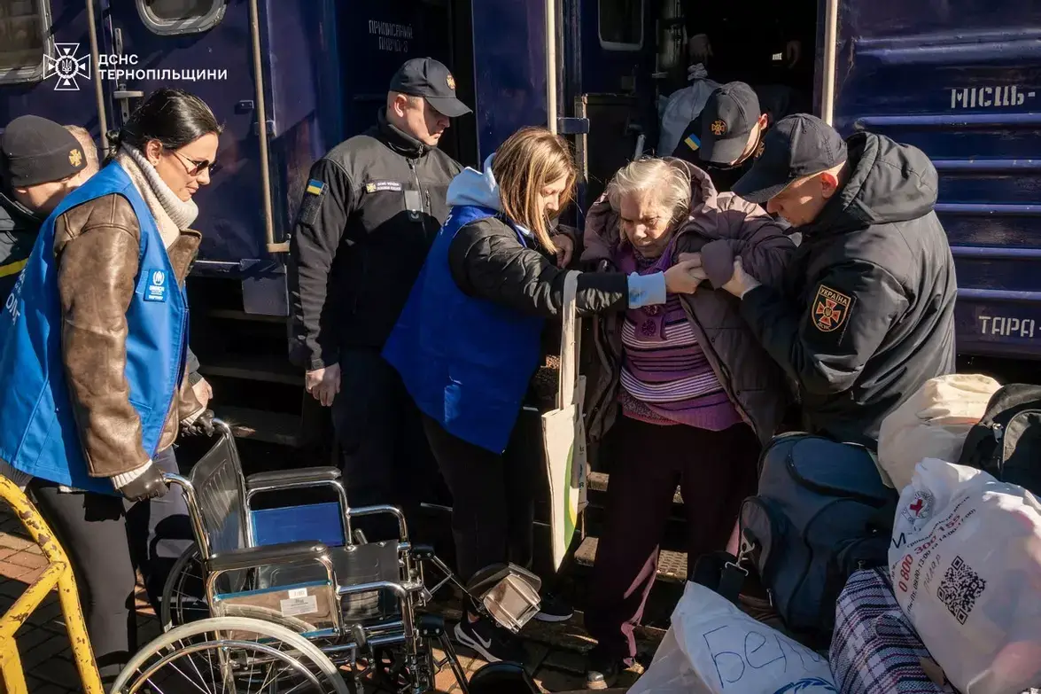 До Тернополя прибув евакуаційний потяг із літніми людьми з Донеччини