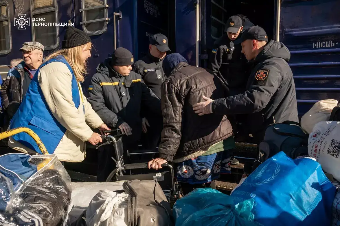 До Тернополя прибув евакуаційний потяг із літніми людьми з Донеччини