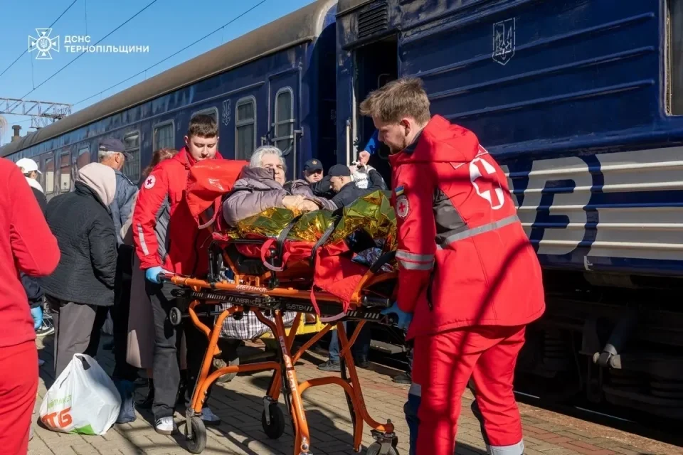 До Тернополя прибув евакуаційний потяг із літніми людьми з Донеччини