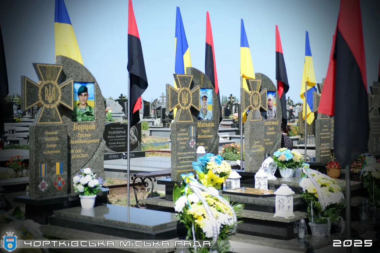 У Чорткові завершили перший етап встановлення пам’ятників загиблим Героям громади