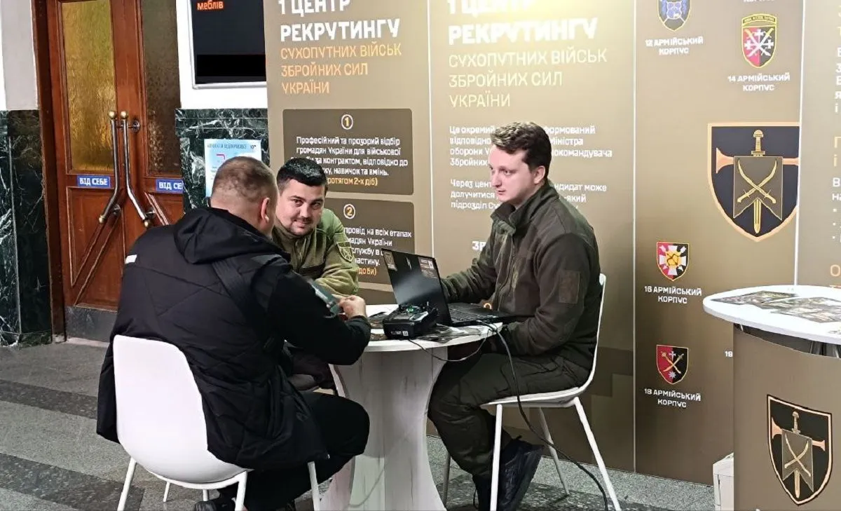 Рекрутери чи ТЦК: як насправді працює набір у бойові бригади та хто має право перевіряти документи