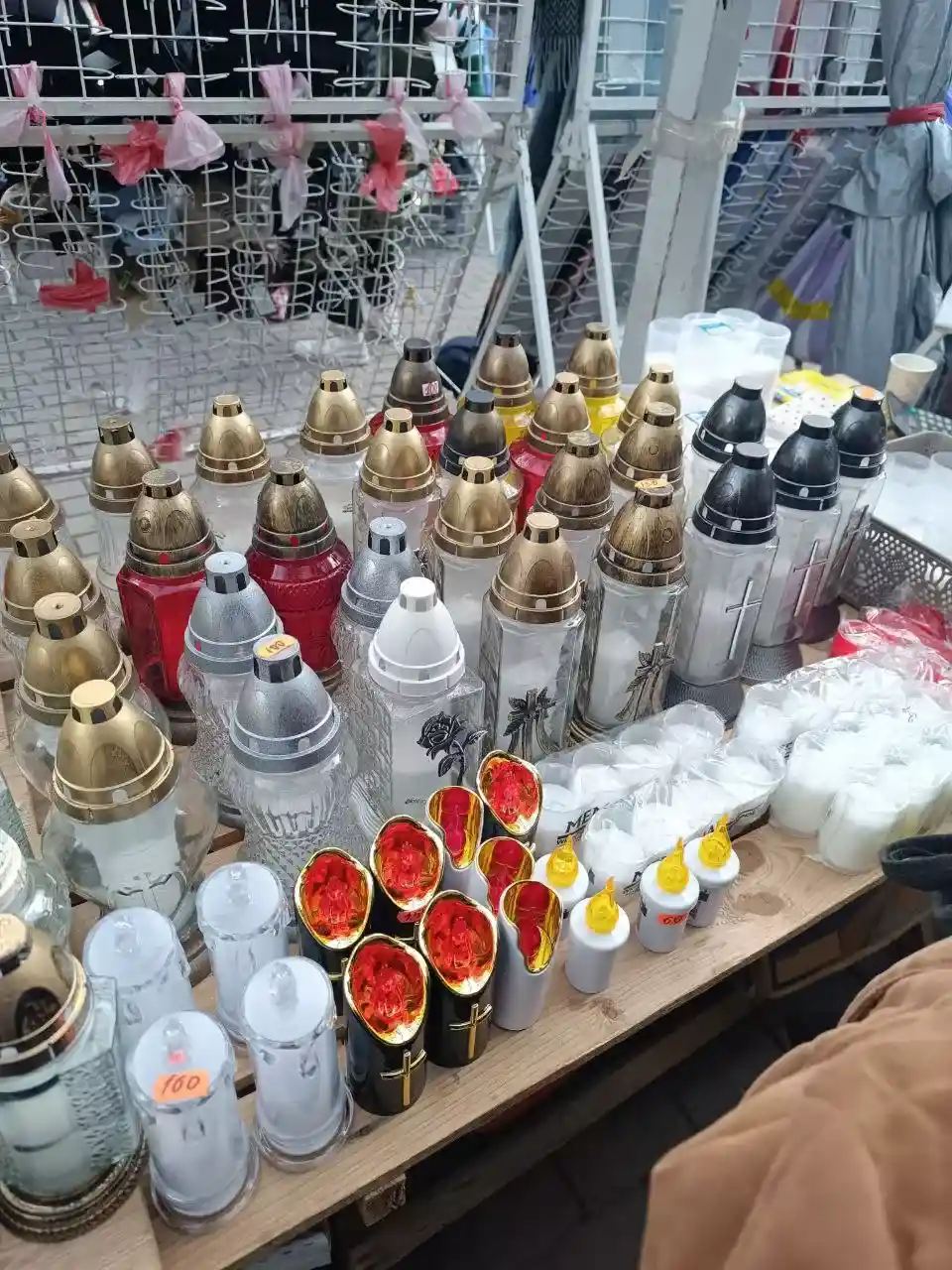 Скільки коштують лампадки та квіти перед поминальними днями у Тернополі