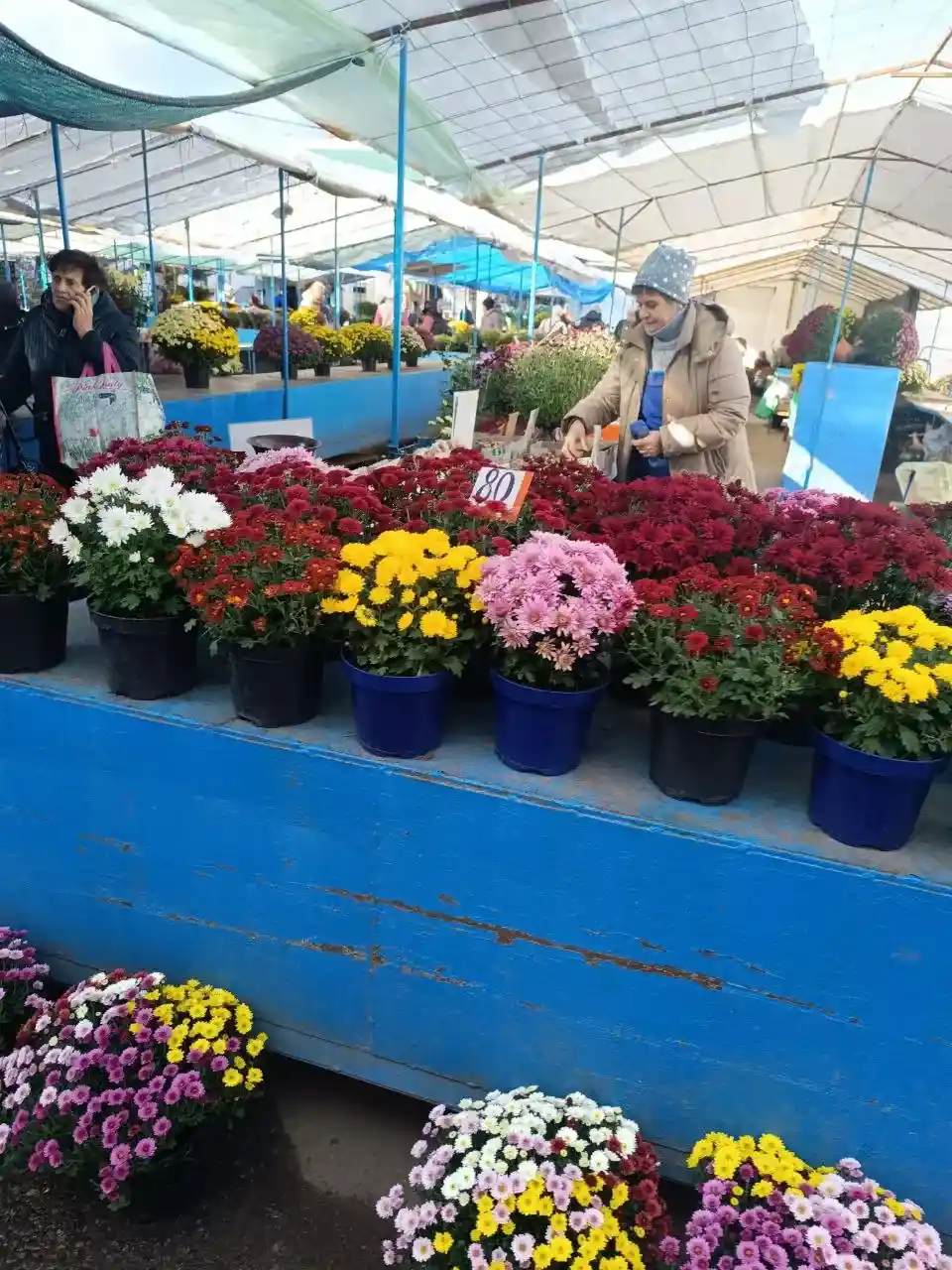 Скільки коштують лампадки та квіти перед поминальними днями у Тернополі