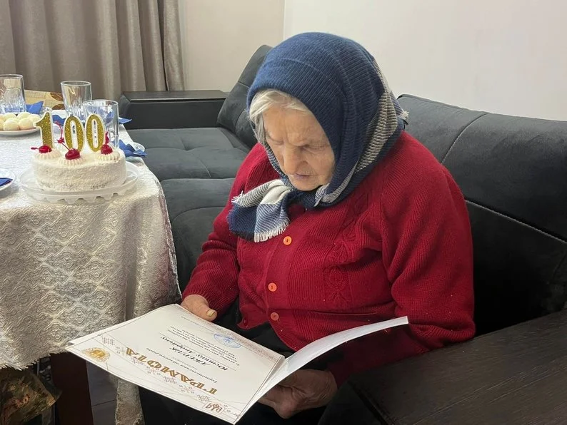 “Грамоту обласної ради читала без окулярів”: жителька Тернопільщини відзначила столітній ювілей