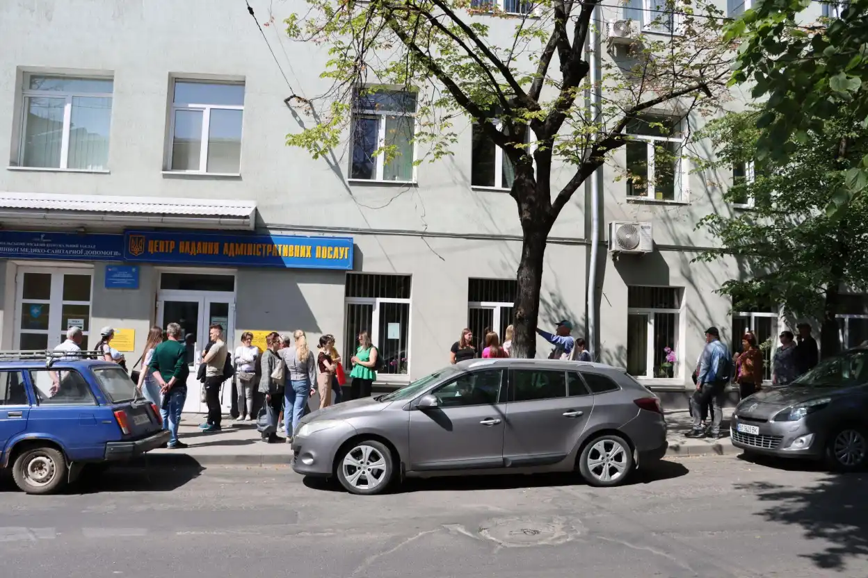 Біля ЦНАПу у Тернополі черга: як подають документи для відстрочки за новими правилами