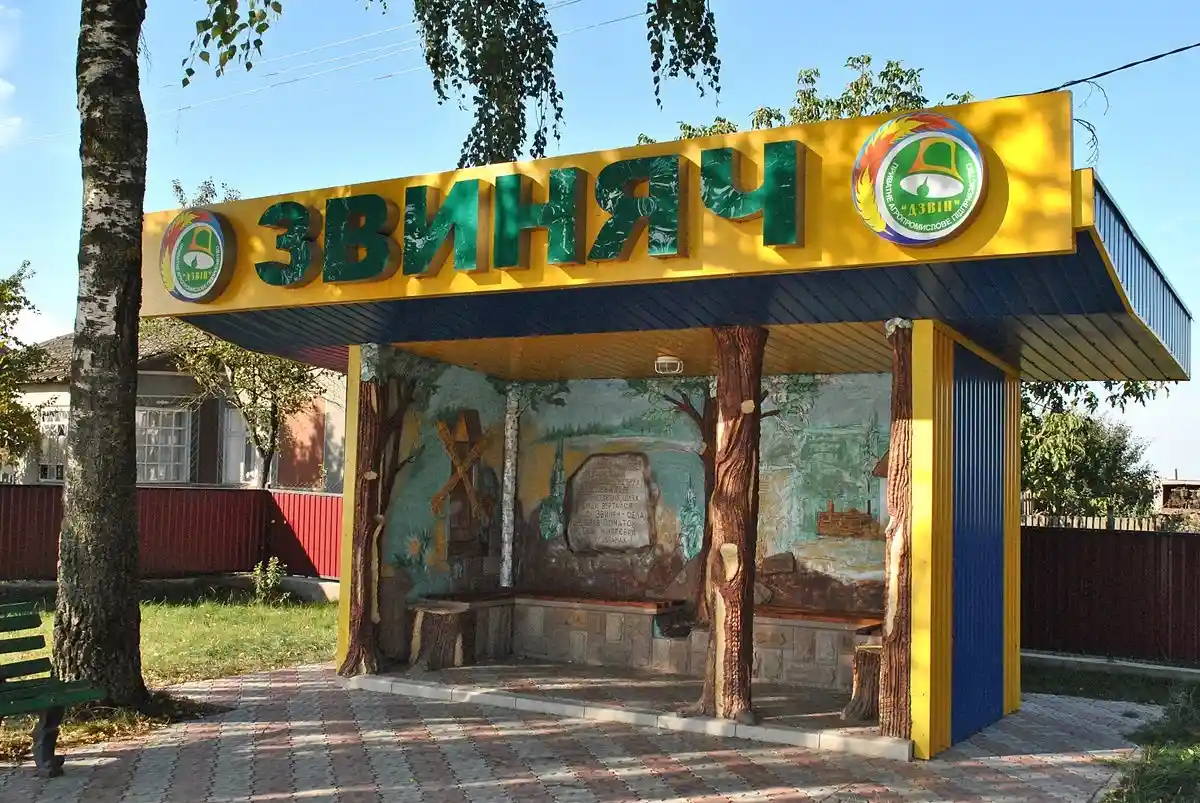 Оновлені «ворота» Косова і Малих Чорнокінців милують око сільчанам та гостям села