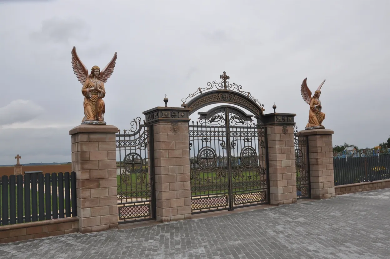 «Душі їхні у блаженстві перебуватимуть»: у Косові освятили новозбудований продовжений цвинтар