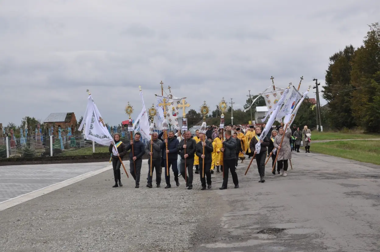 «Душі їхні у блаженстві перебуватимуть»: у Косові освятили новозбудований продовжений цвинтар