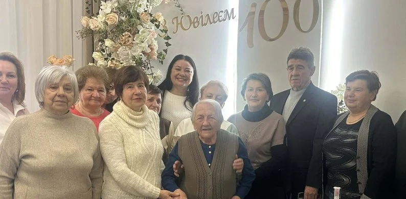 “Секрет довголіття — у доброму настрої”: жителька Тернопільщини відзначила столітній ювілей