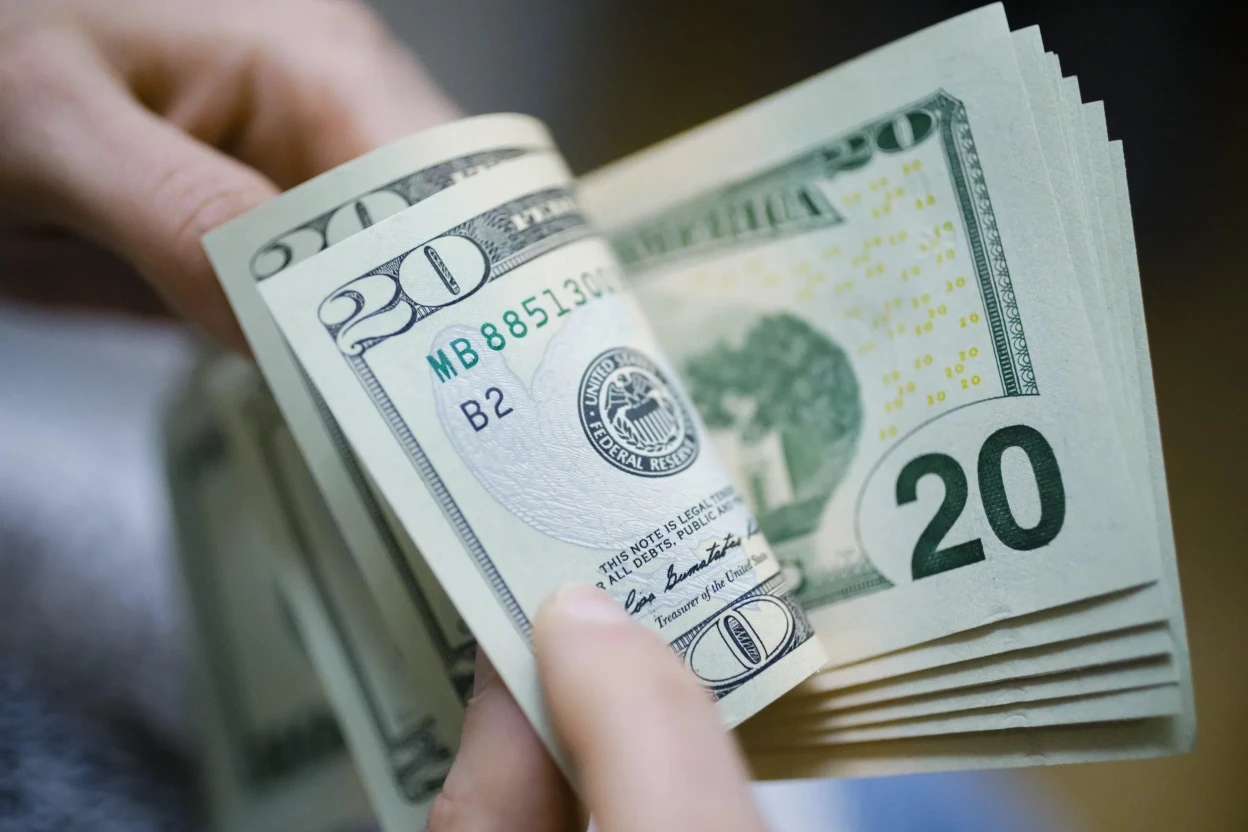 Нацбанк знову підвищив курс долара: за скільки можна купити і продати