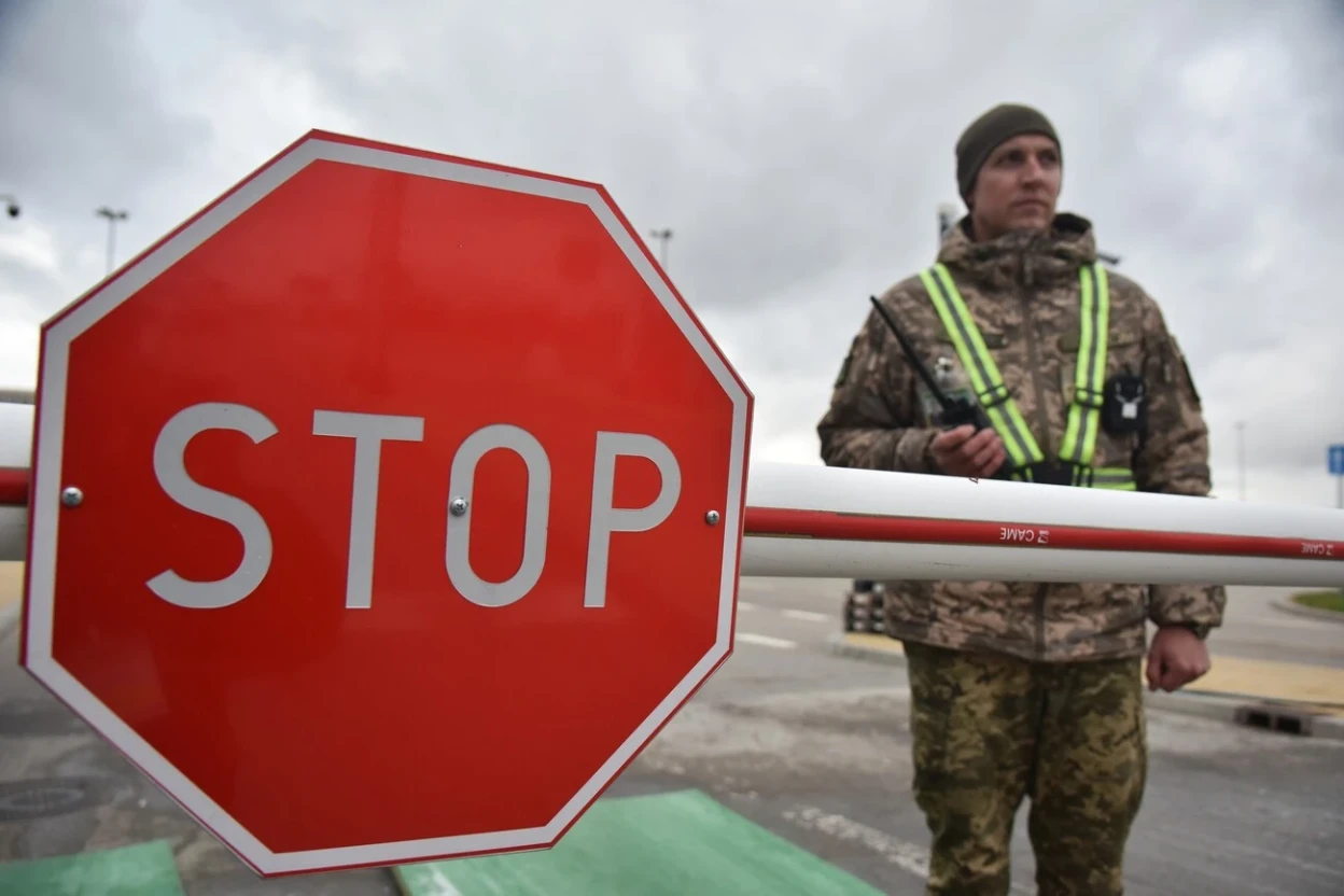 На кордоні України тимчасово зупинили пропуск через технічний збій у базі