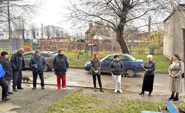 Жителі багатоповерхівки Чорткова обговорили утеплення будинку за програмою «Енергодім»