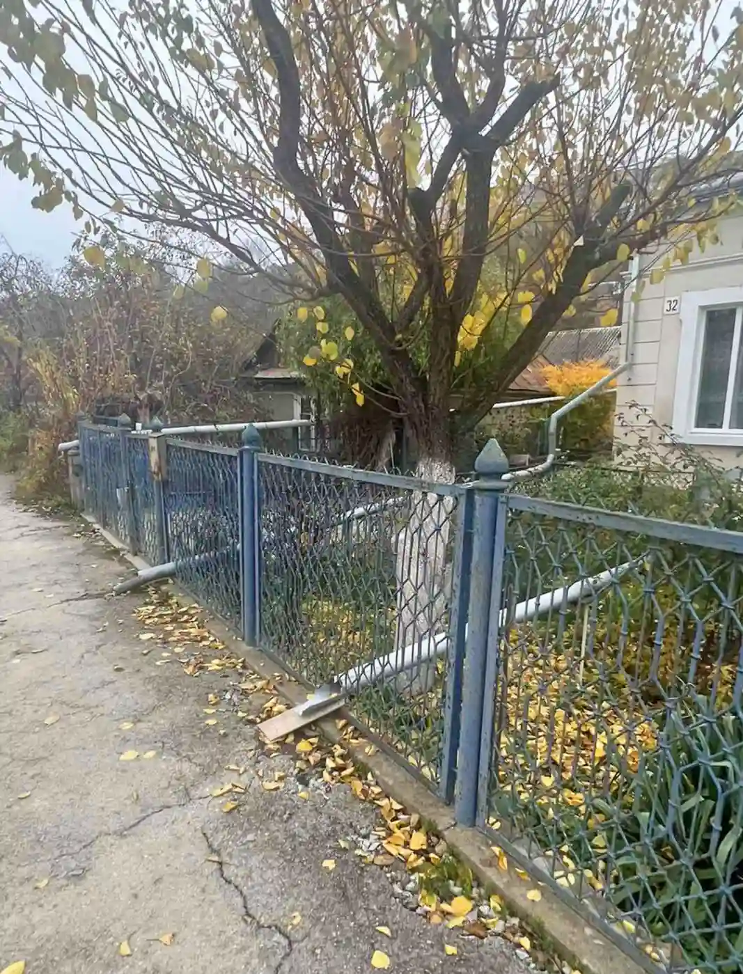 Якщо водостічні труби вашого будинку виходять на дорогу чи тротуар, приберіть їх