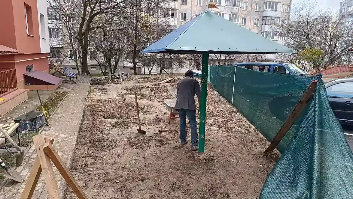 Почали ремонт дитячого майданчика на Лучаковського. Договір уклали на 300 тисяч