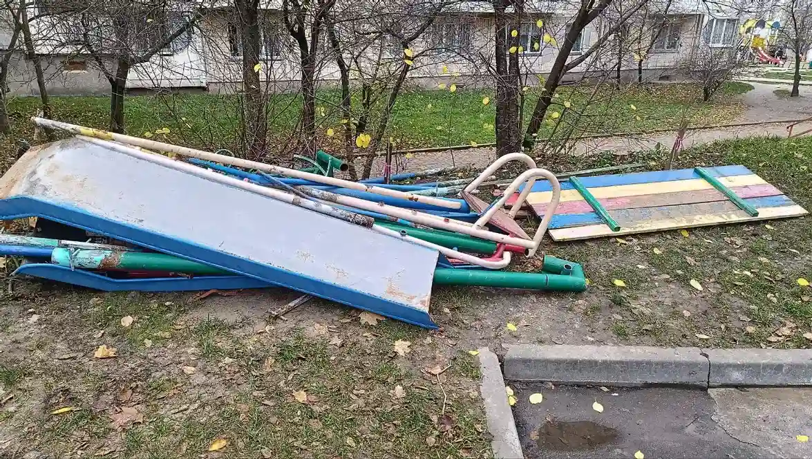 Почали ремонт дитячого майданчика на Лучаковського. Договір уклали на 300 тисяч