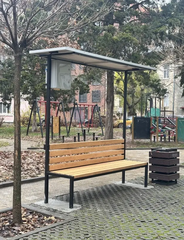 У Тернополі встановили лавки з сонячними панелями та USB-портами