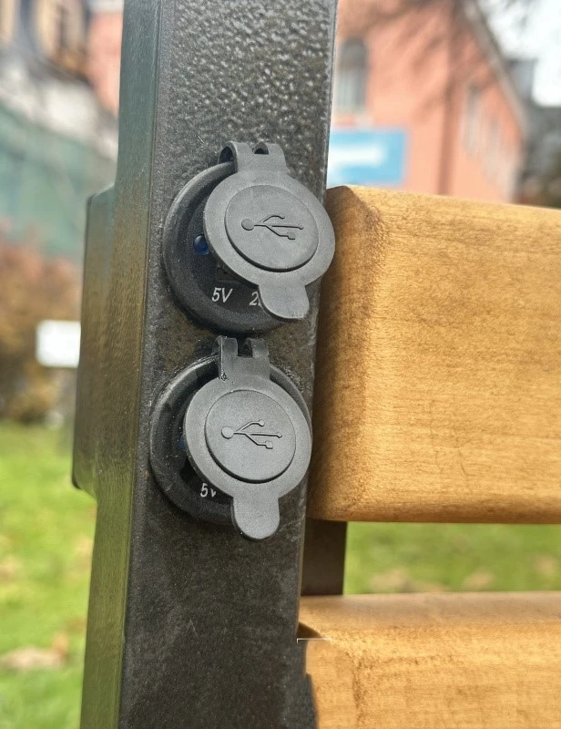 У Тернополі встановили лавки з сонячними панелями та USB-портами