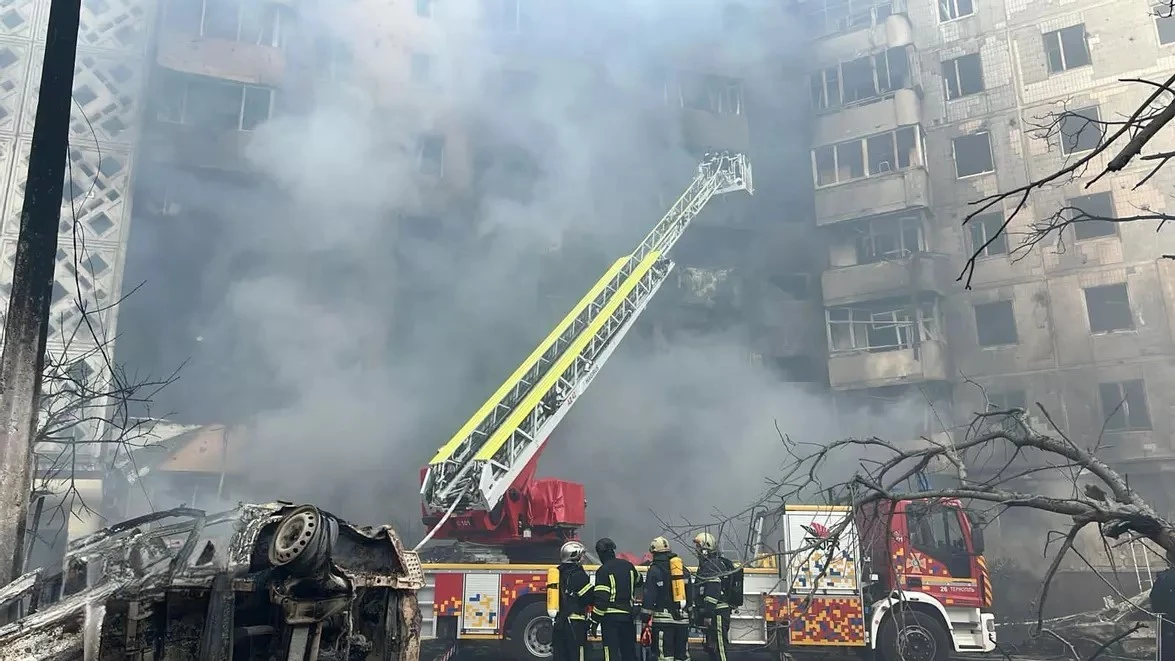 У ДСНС показали, як розбирають завали на місцях прильотів. Кількість загиблих росте
