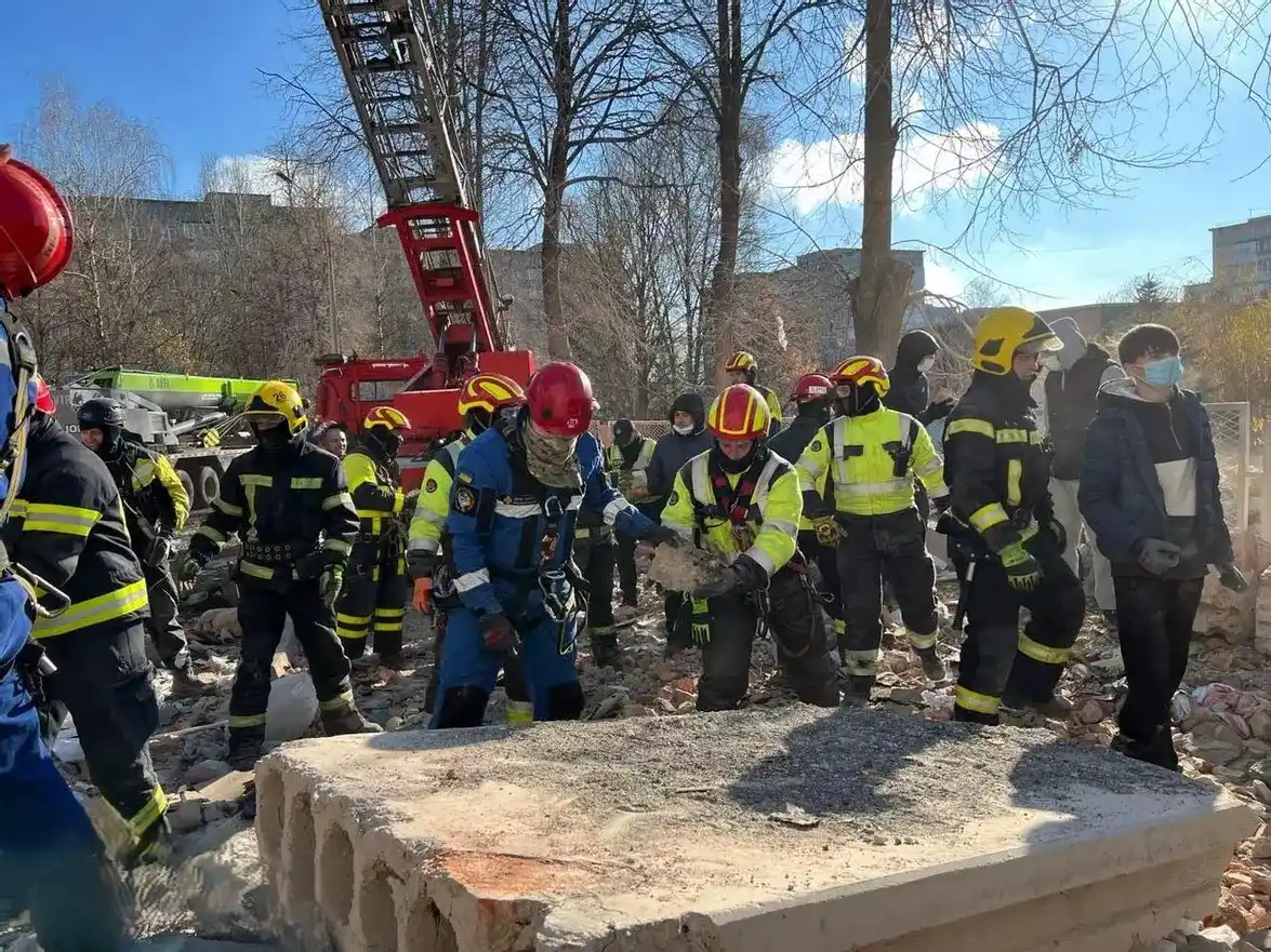 У ДСНС показали, як розбирають завали на місцях прильотів. Кількість загиблих росте
