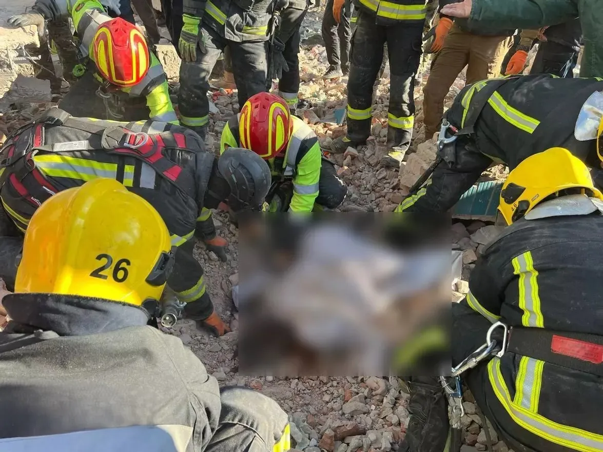 У ДСНС показали, як розбирають завали на місцях прильотів. Кількість загиблих росте