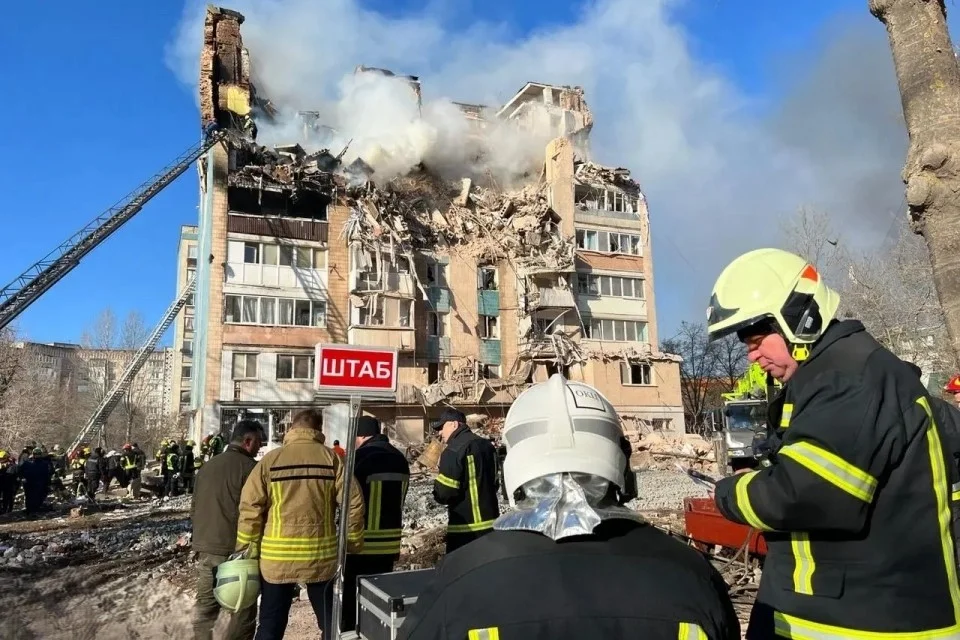 У ДСНС показали, як розбирають завали на місцях прильотів. Кількість загиблих росте