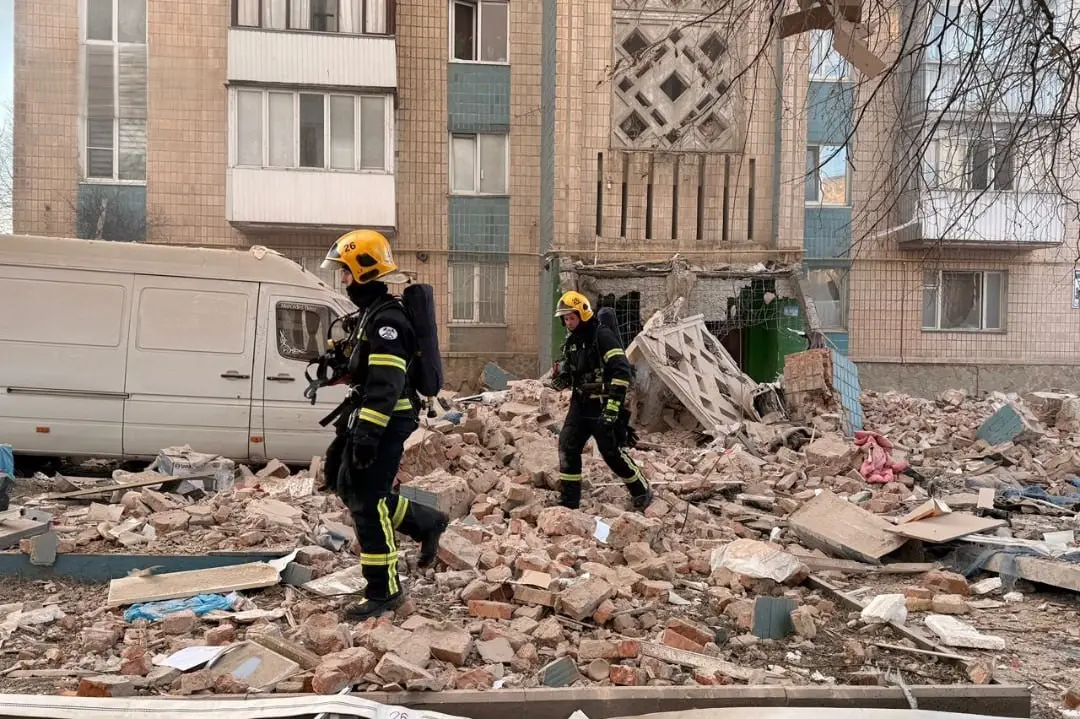 У Тернополі триває рятувальна операція: всі екстрені служби цілодобово працюють на місці удару