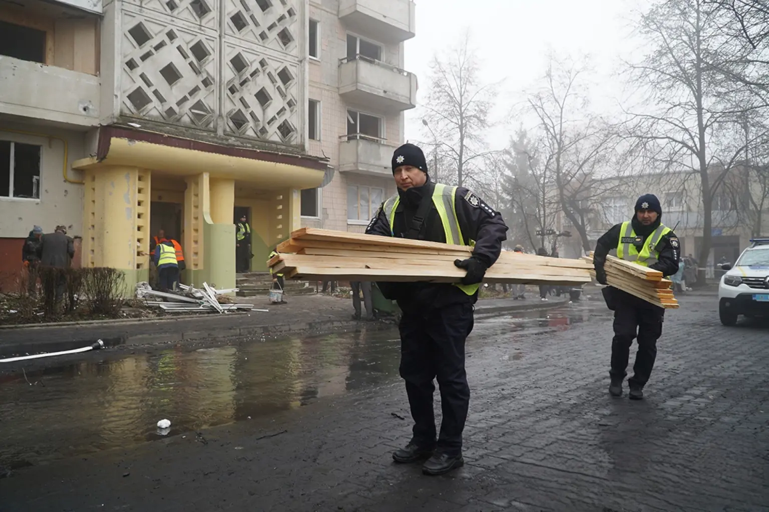 У Тернополі триває рятувальна операція: всі екстрені служби цілодобово працюють на місці удару