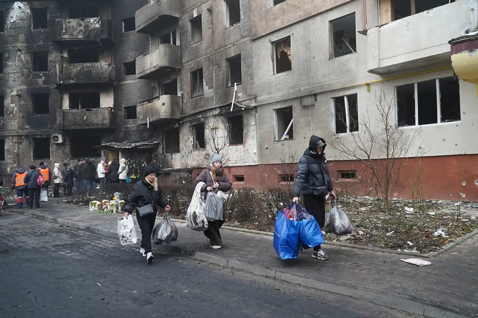 У Тернополі триває рятувальна операція: всі екстрені служби цілодобово працюють на місці удару