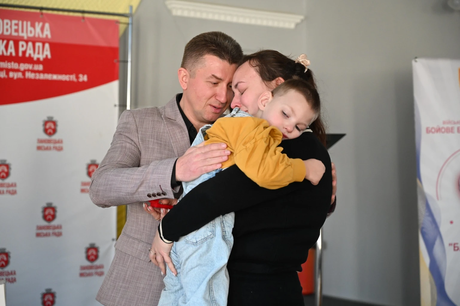 У Лановецькій громаді вручили кулони-обереги дітям полеглих Героїв