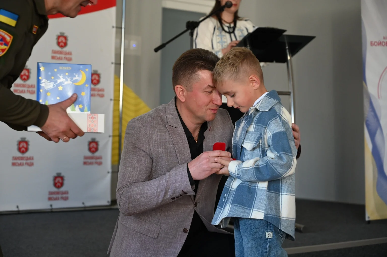 У Лановецькій громаді вручили кулони-обереги дітям полеглих Героїв