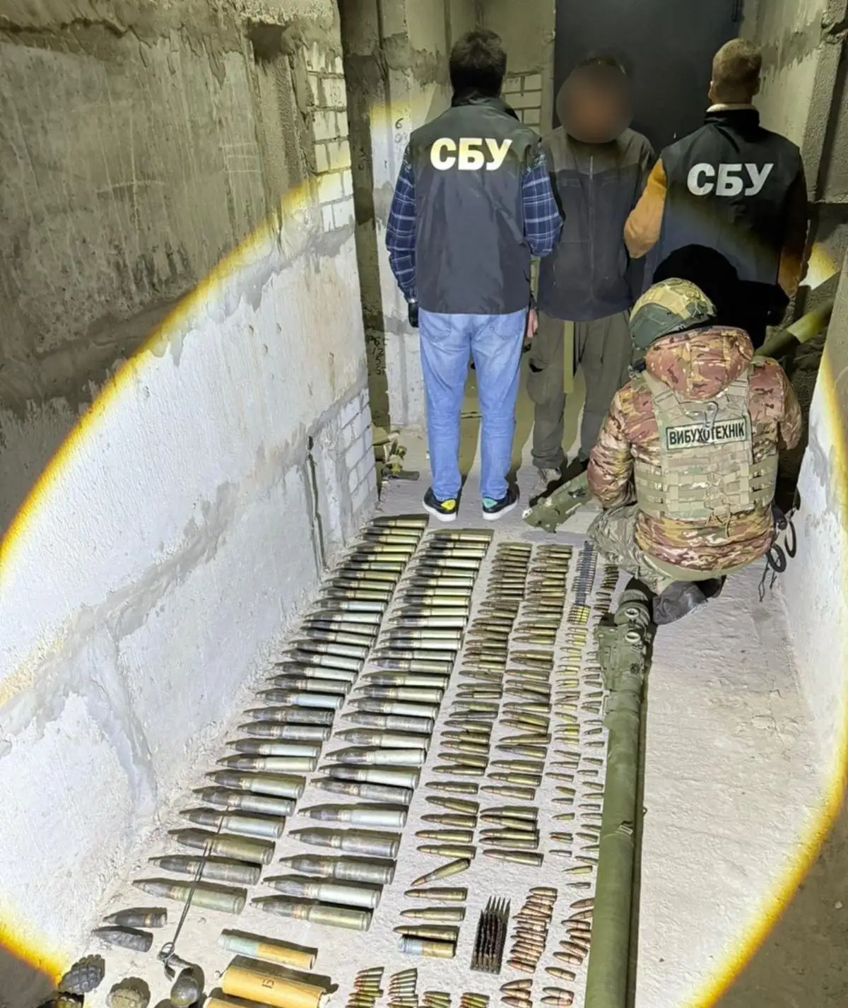 На Київщині повідомлено про підозру чоловіку, який зберігав потужний арсенал боєприппасів