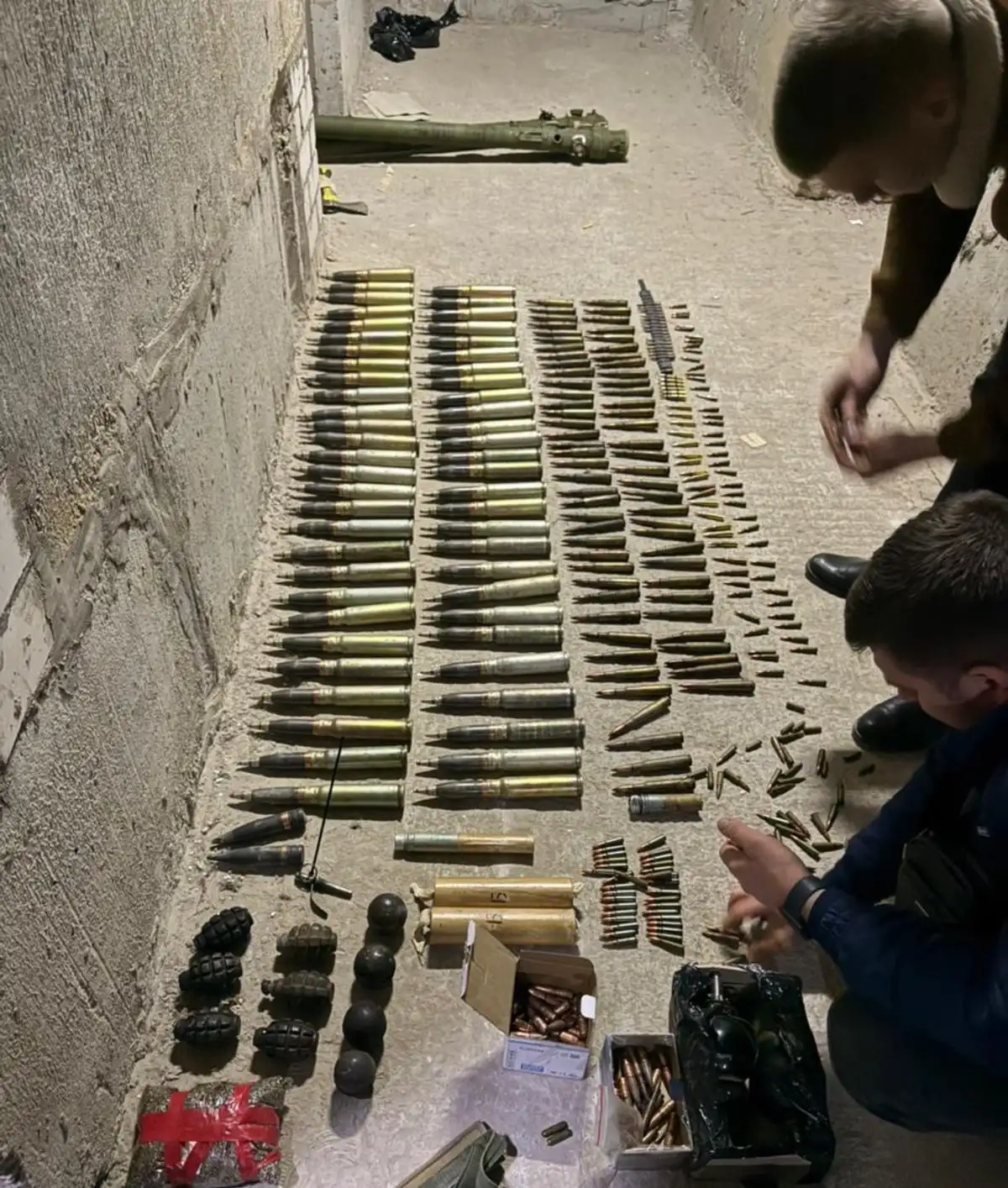На Київщині повідомлено про підозру чоловіку, який зберігав потужний арсенал боєприппасів