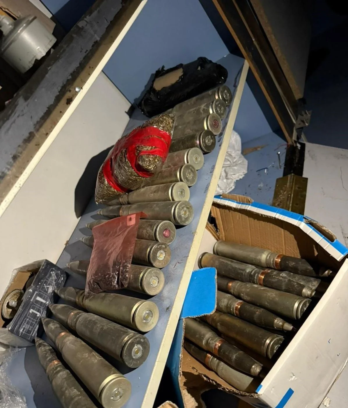 На Київщині повідомлено про підозру чоловіку, який зберігав потужний арсенал боєприппасів