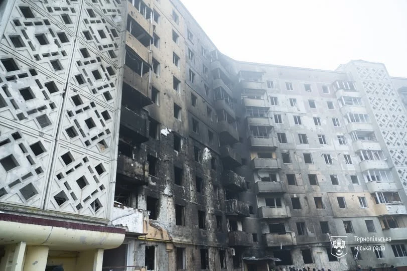 Облив себе водою та кинувся у палаючий будинок рятувати людей: у Тернополі розшукують невідомого героя