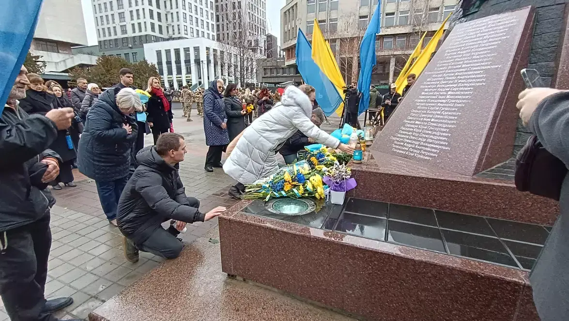 Квіти поклали до пам’ятника Небесній сотні у День Гідності та Свободи