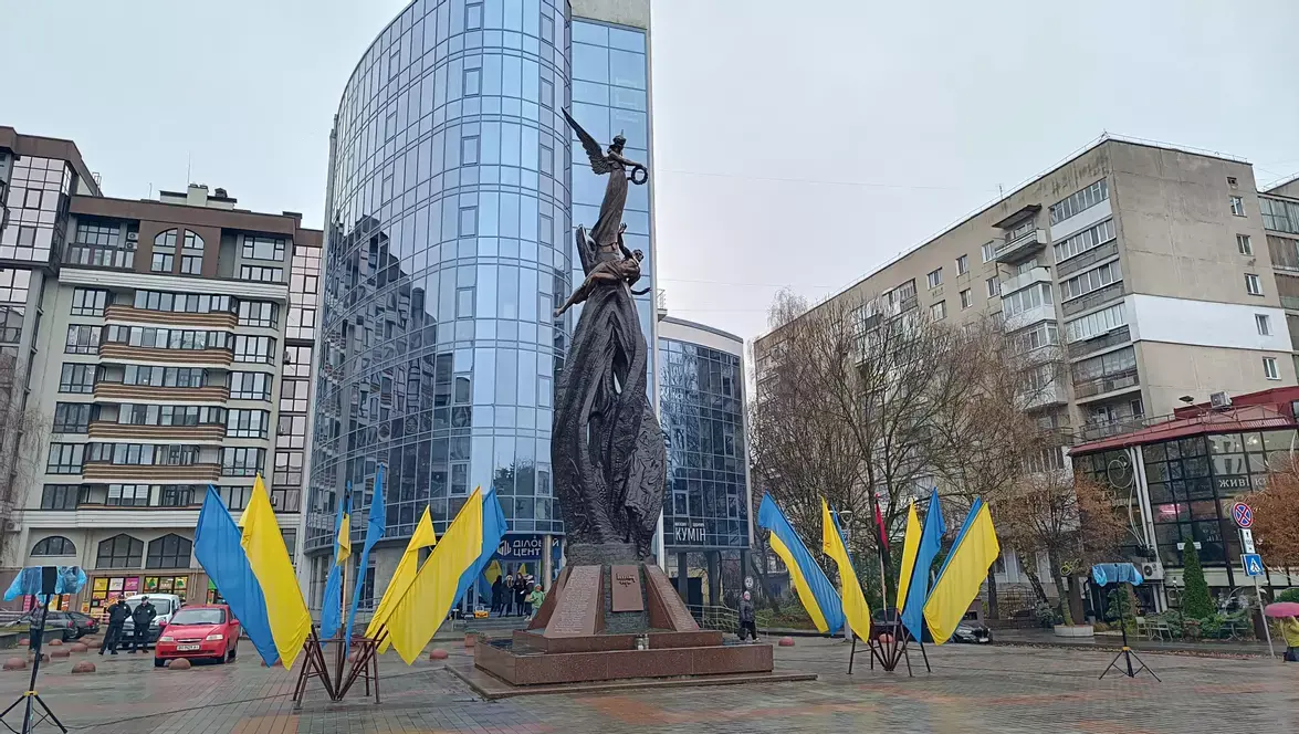 Квіти поклали до пам’ятника Небесній сотні у День Гідності та Свободи