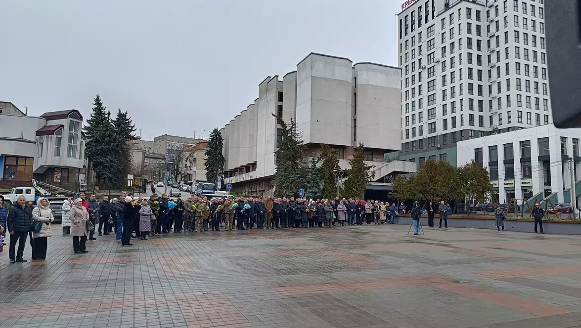 Квіти поклали до пам’ятника Небесній сотні у День Гідності та Свободи