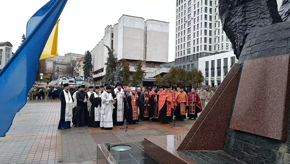 Квіти поклали до пам’ятника Небесній сотні у День Гідності та Свободи