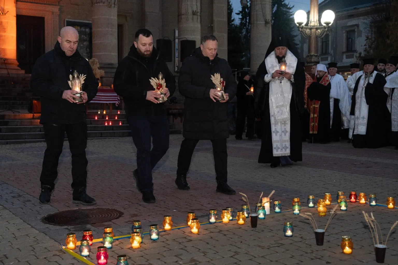 Свічки та молитви: Тернопіль згадує мільйони загиблих під час Голодоморів