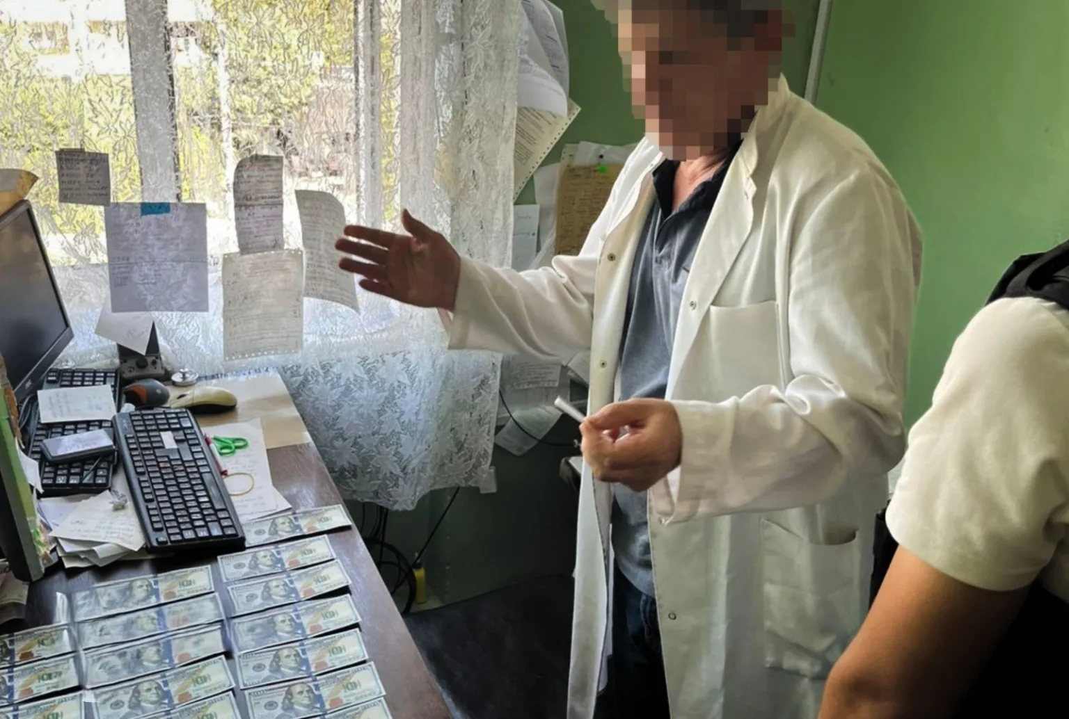 На Закарпатті судитимуть організатора та медика, які за гроші знімали ухилянтів з військового обліку