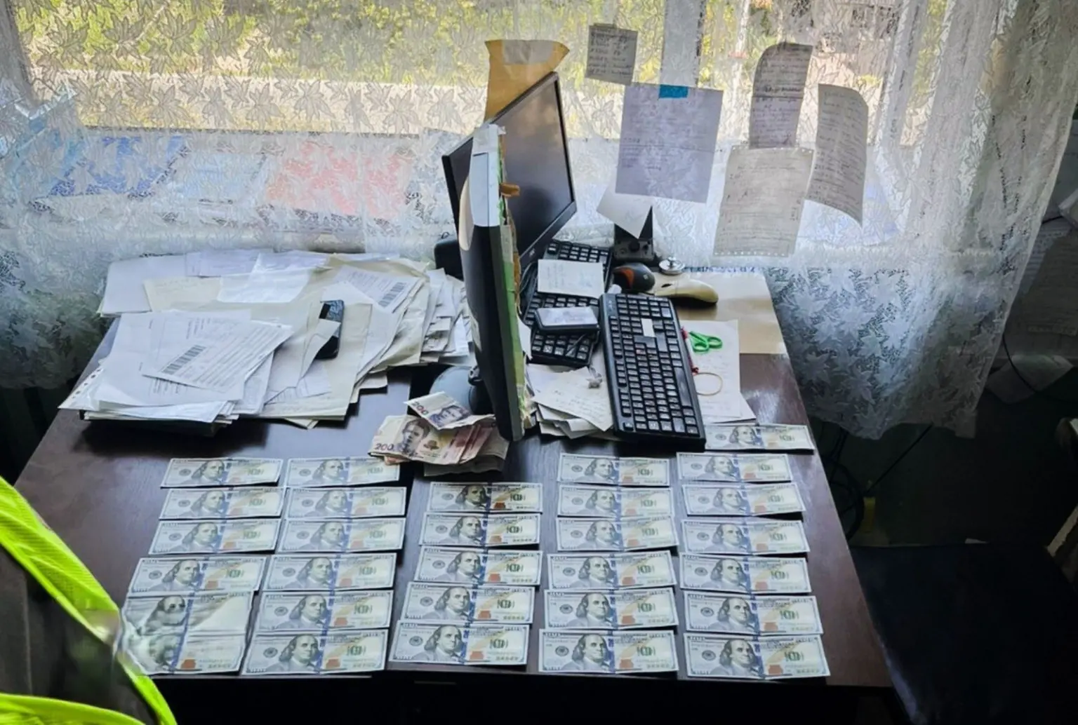 На Закарпатті судитимуть організатора та медика, які за гроші знімали ухилянтів з військового обліку