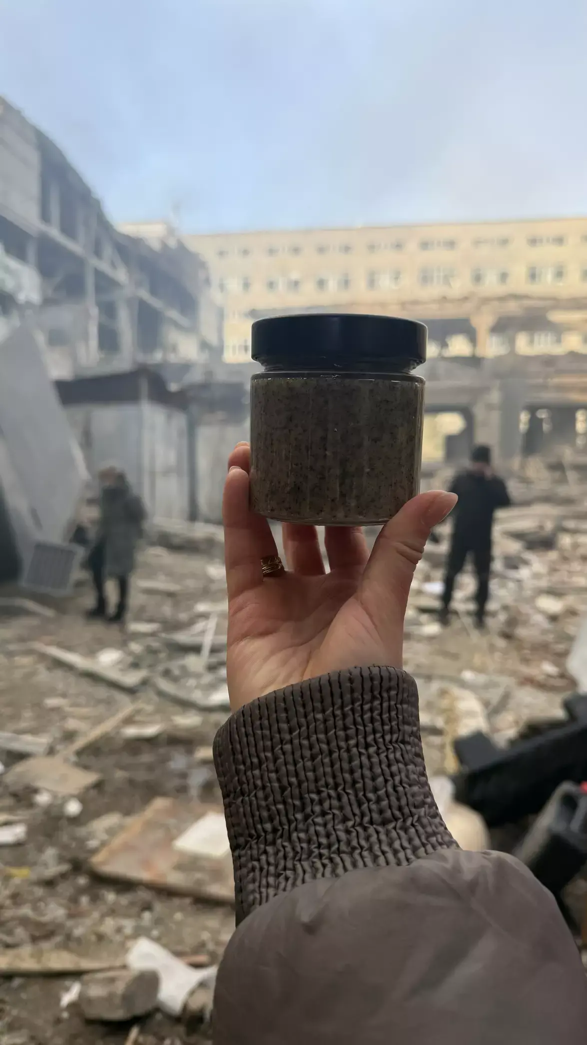 Виносили продукцію з палаючого цеху: виробники крем-меду показали підприємство після обстрілу