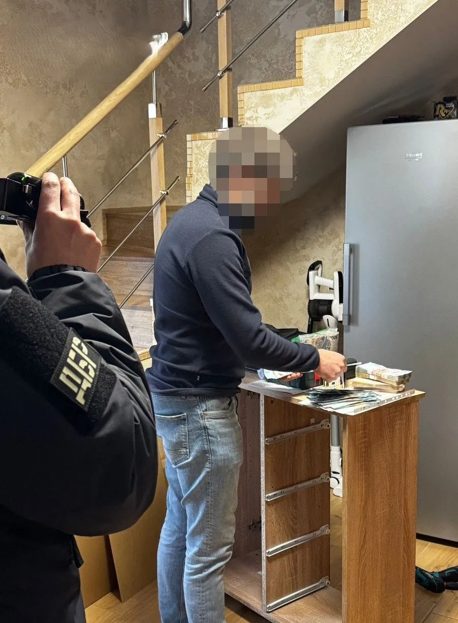 ДБР викрило масштабну схему хабарів у Держпраці: топчиновник з Тернопільщини під вартою